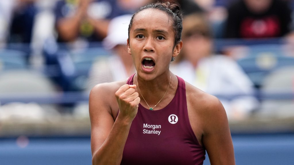 Leylah Fernandez playing tennis at the Wuhan Open