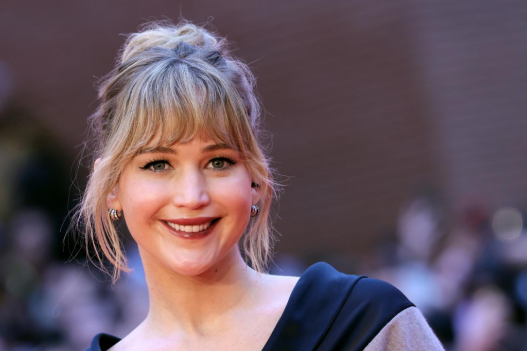 Split view of Jennifer Lawrence and Anna Faris posing on red carpets.